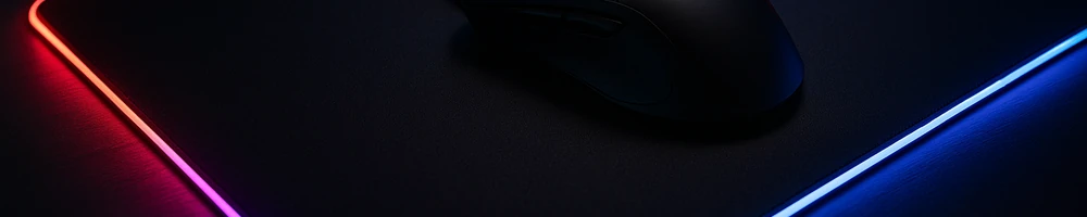Alfombrilla gaming con ratón y teclado sobre escritorio