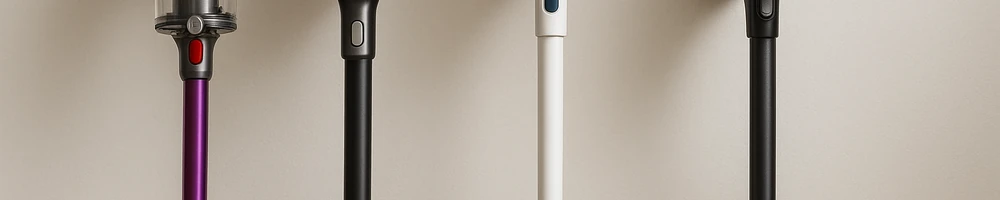 Aspiradora sin cable moderna en uso sobre suelo de madera