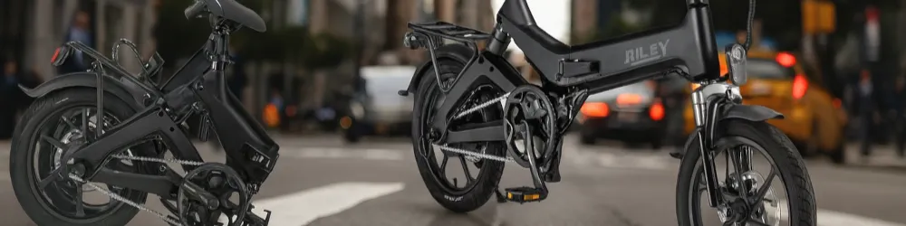 Ilustración de una bicicleta electrica plegable con fondo de una ciudad