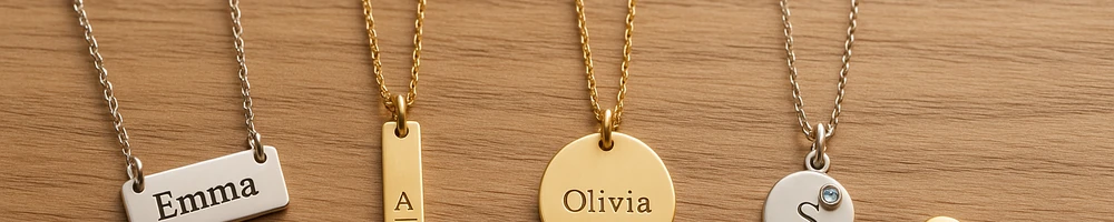 Collar personalizado con nombre grabado sobre fondo neutro