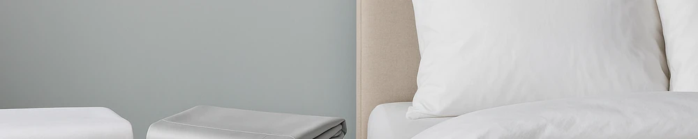 Sábana de cama blanca bien estirada mostrando textura y acabado